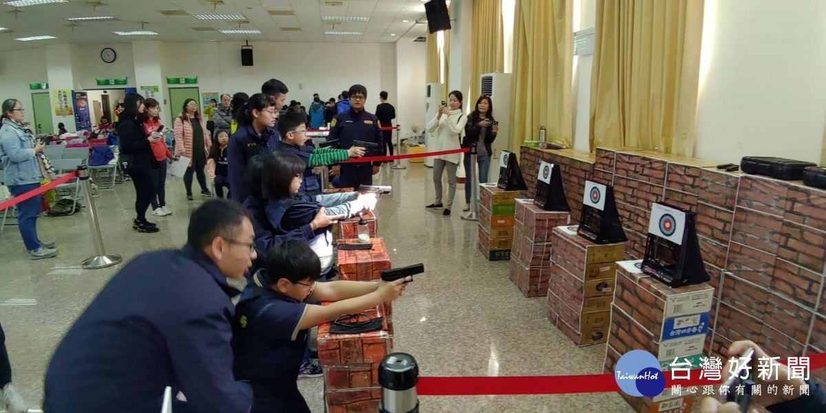 為鼓勵青少年利用寒假期間多參與正當休閒育樂活動,八德警察分局舉辦「破案高手尖端刑警體驗營」。