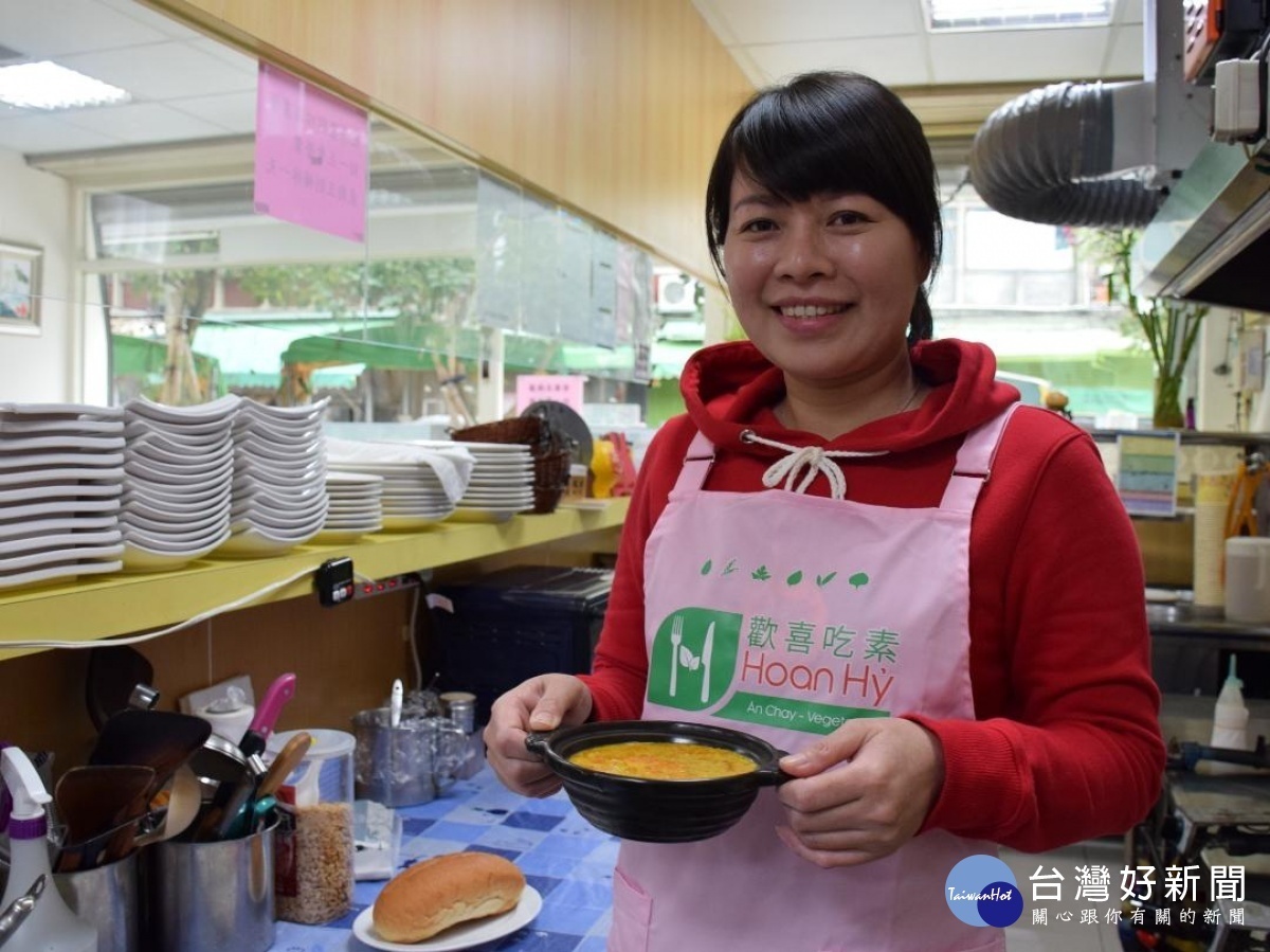 阮寶瑛堅持提供最好的料理品質，並定期回越南採購當地食材，道地的料理吸引許多食客及素食族青睞。