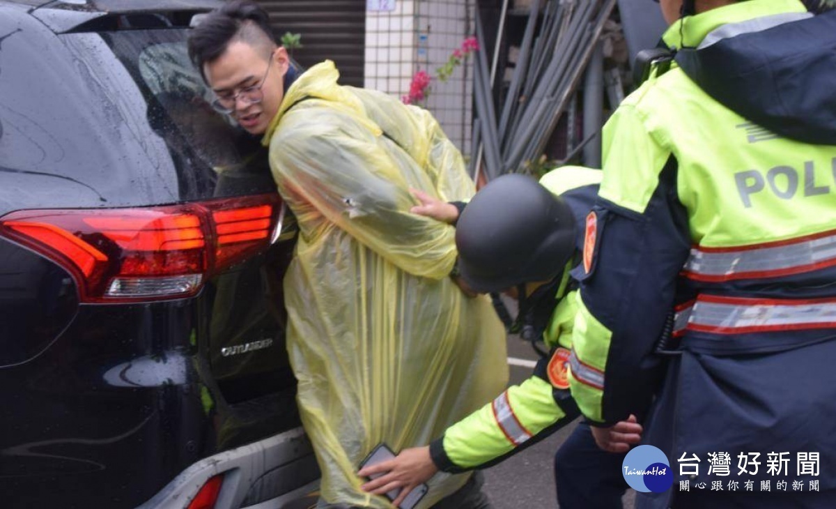 楊梅分局因應過年期間,民眾、公司行號可能提領大筆金錢,實施防搶、攔截圍捕演練。