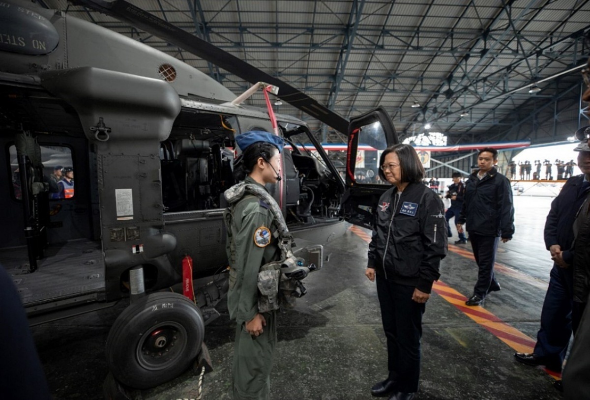 空軍救護隊隊史第一位，也是國軍目前唯一的女性救護士羅秀紋（左），正向總統蔡英文（右）介紹黑鷹直升機裝備（圖／總統府Flickr）