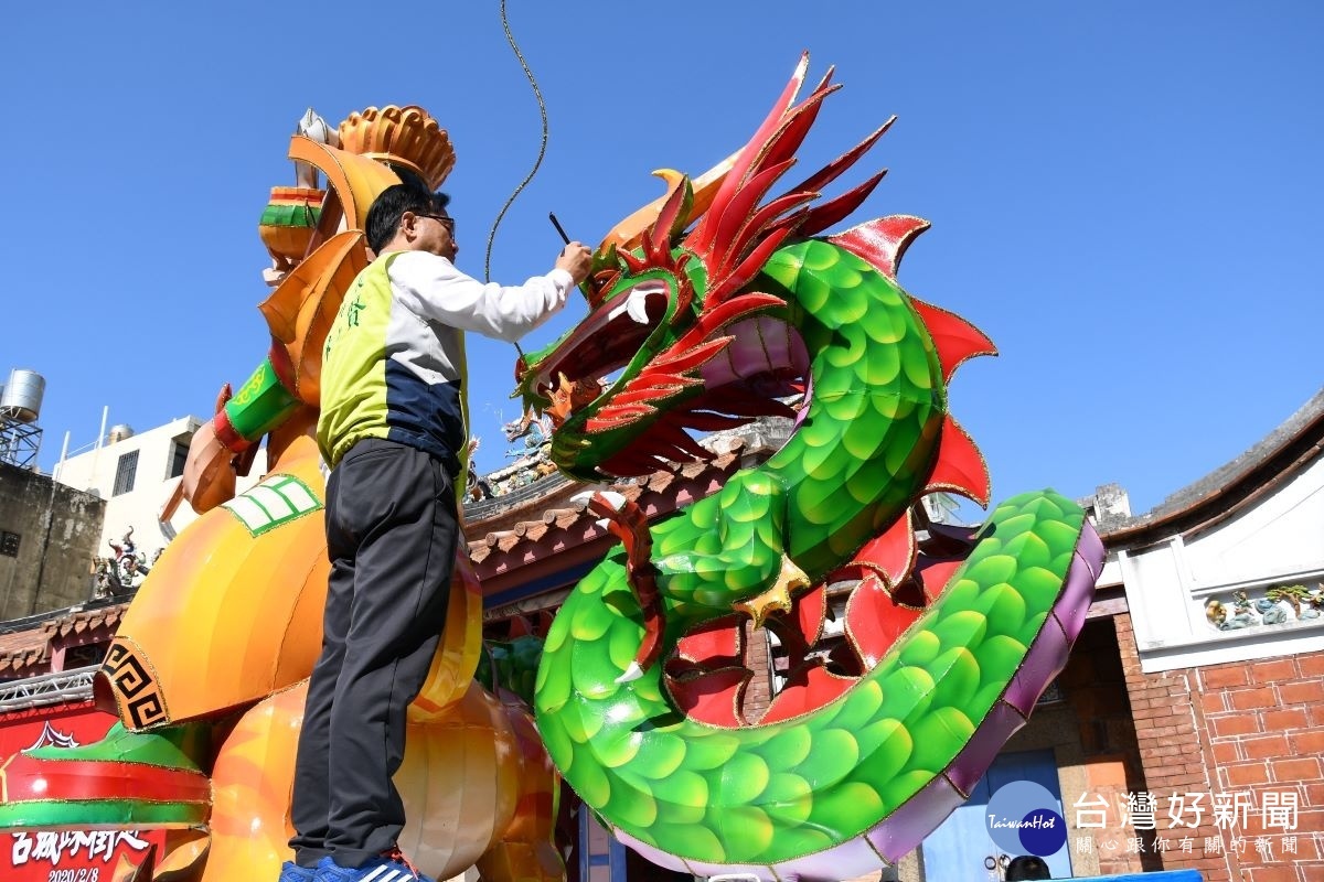 林世賢市長為慶安宮的保生大帝神明祈福主燈的龍睛點眼-保生大帝曾治癒龍的眼疾。