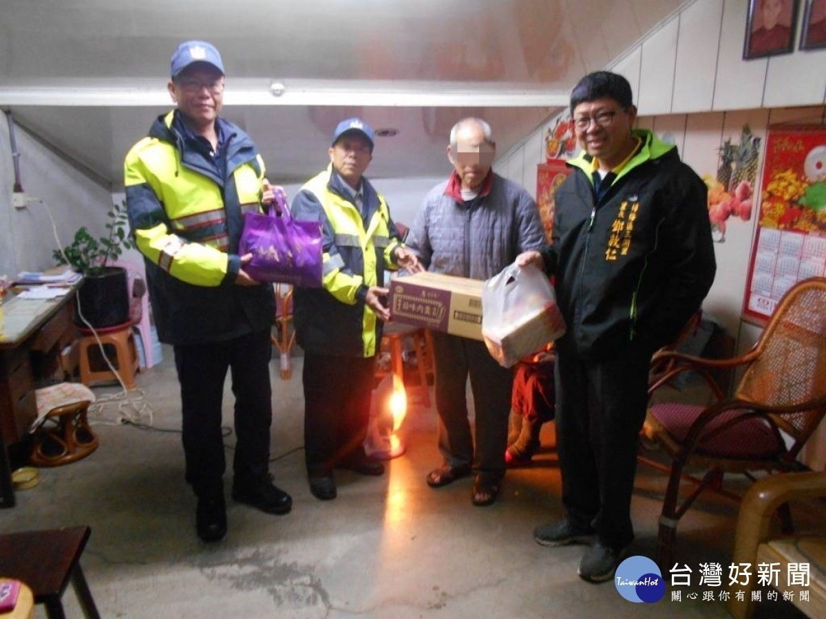 上湖派出所同仁偕同三湖里長鄧敦仁,至轄區獨居長者家中關懷慰問。