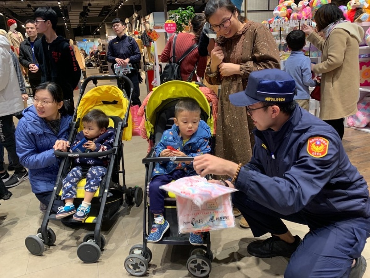 龜山警分局舉辦「小波麗士魔幻青春」親子活動,結合「反毒」、「反詐欺」、「反霸凌」等犯罪預防宣導。