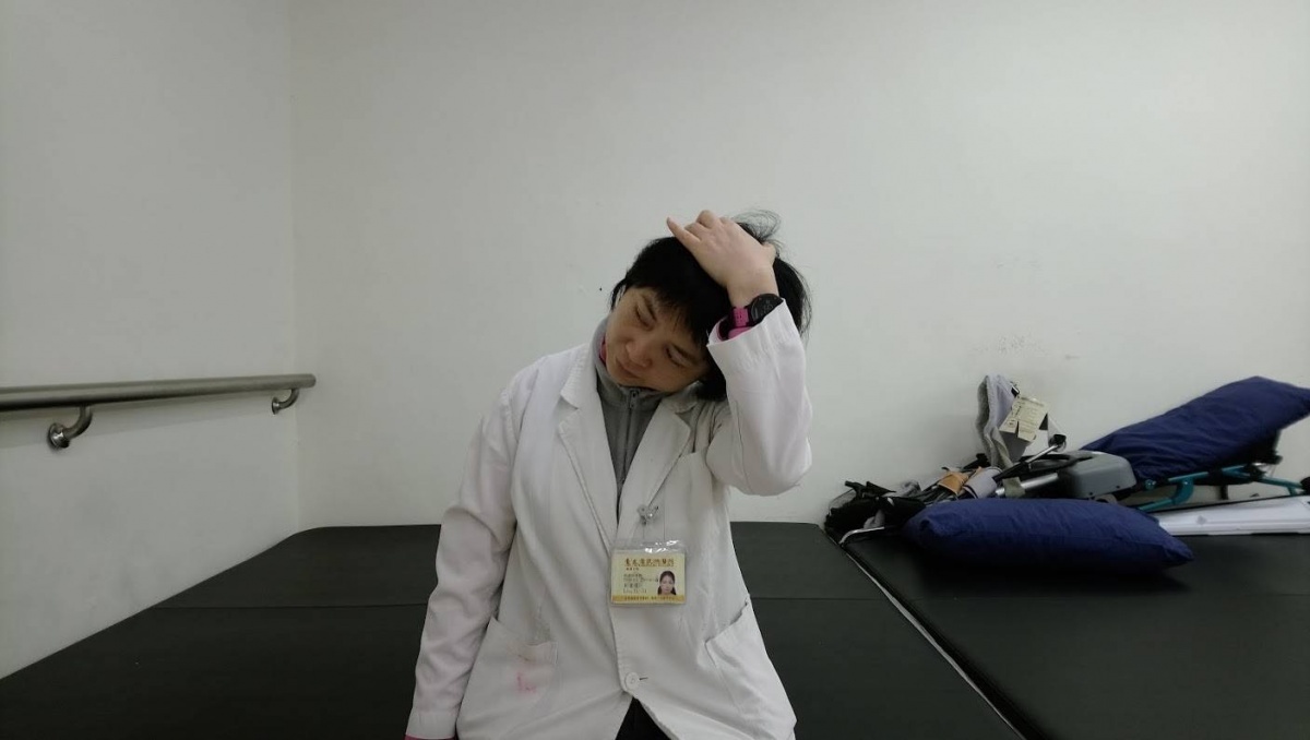 頸部左斜方肌伸展運動:坐姿,左手固定於椅子,右手用力將頭壓向右前方,從一數到十再放鬆,如此連續做10次。