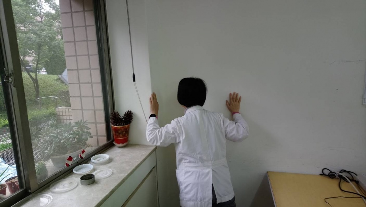 胸肌伸展運動:找一個牆角,兩手打開靠在兩邊牆面上,身體慢慢往前跨一小步,感受到後背收緊,兩側胸部緊繃,從一數到十再放鬆,如此連續做10次。