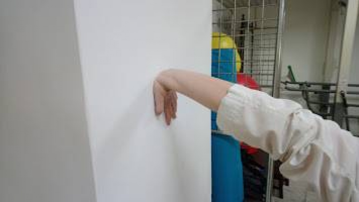 手腕肌肉伸展運動：手指朝下，掌跟貼緊牆壁，手肘打直，從一數到十再放鬆，如此連續做10次。