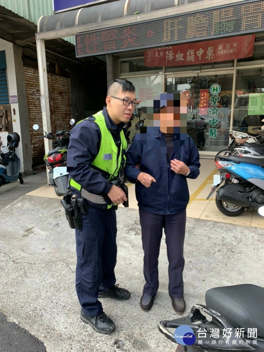 視力模糊老翁迷途,八德警協助載送返家。