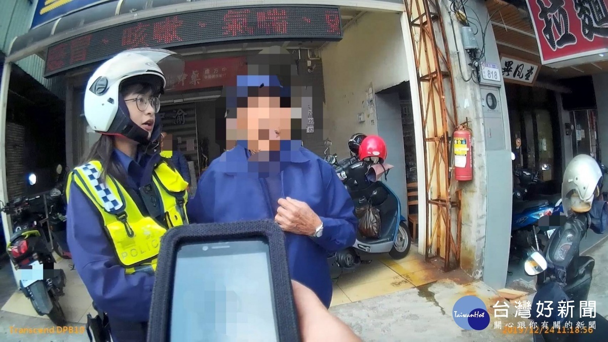 視力模糊老翁迷途,八德警協助載送返家。