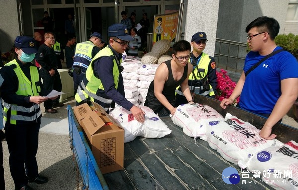 雲林縣議員蔡岳儒結合北港警分局等募集愛心物資，發放給300戶的弱勢家庭，透過關心與幫助，增進警民互動，間接降低犯罪率。