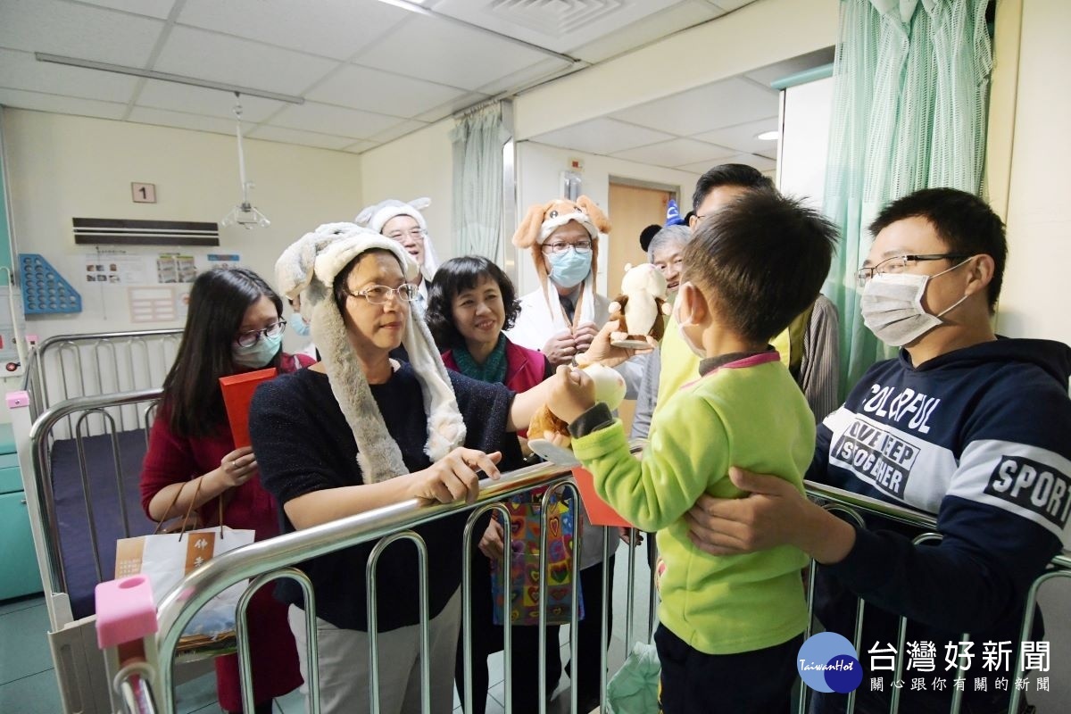 縣長王惠美探視秀傳醫院住院病童。