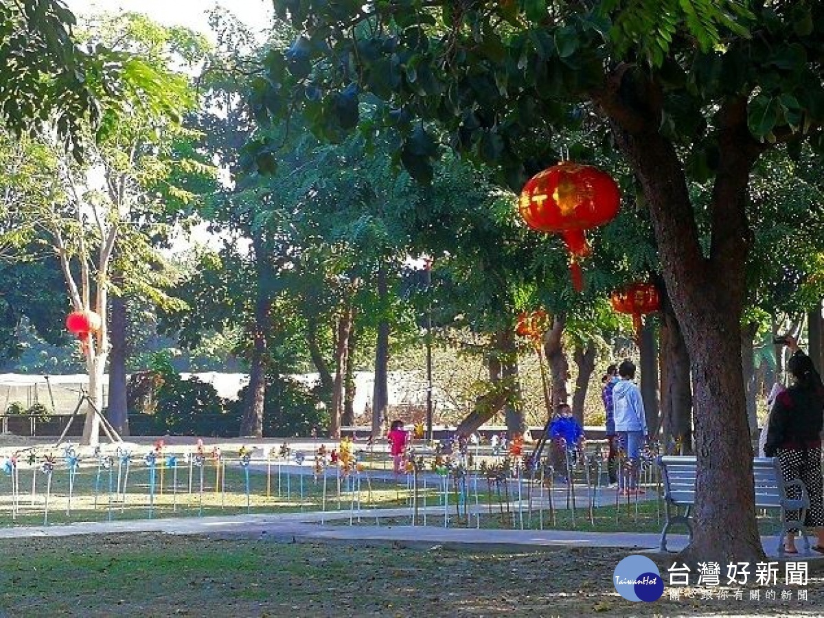 綠樹上紅燈籠高高掛(圖/高雄市政府提供)