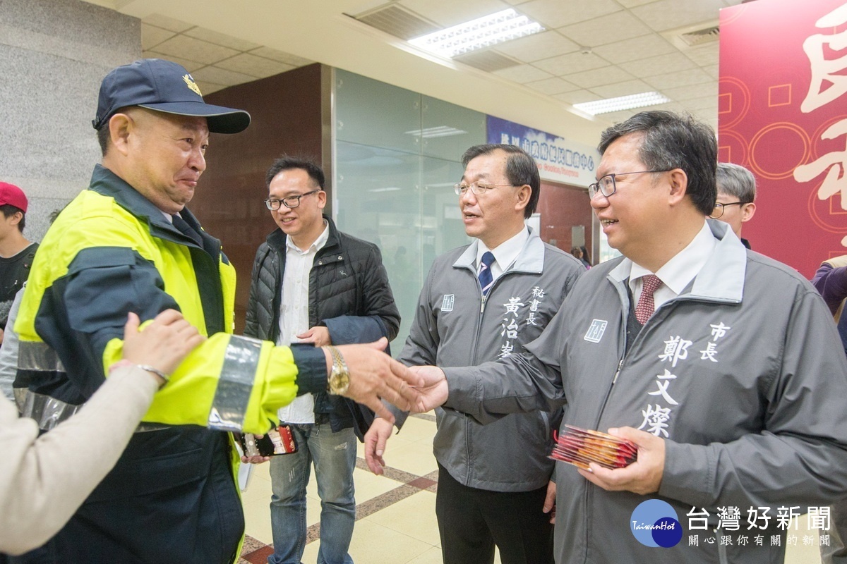 桃園市長鄭文燦發送「桃園福」御守福袋，感謝市府同仁的辛勞。