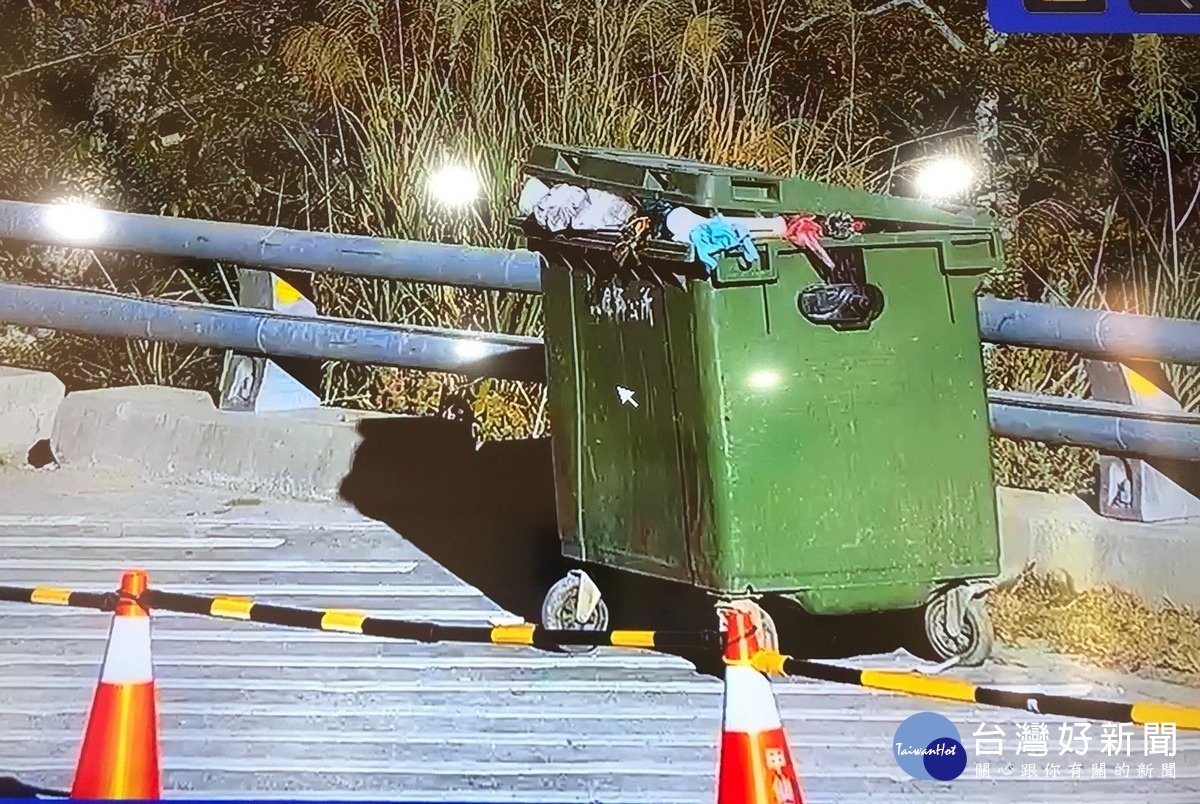 天池停車場垃圾桶滿到溢出來情況 (甲仙工務段提供)