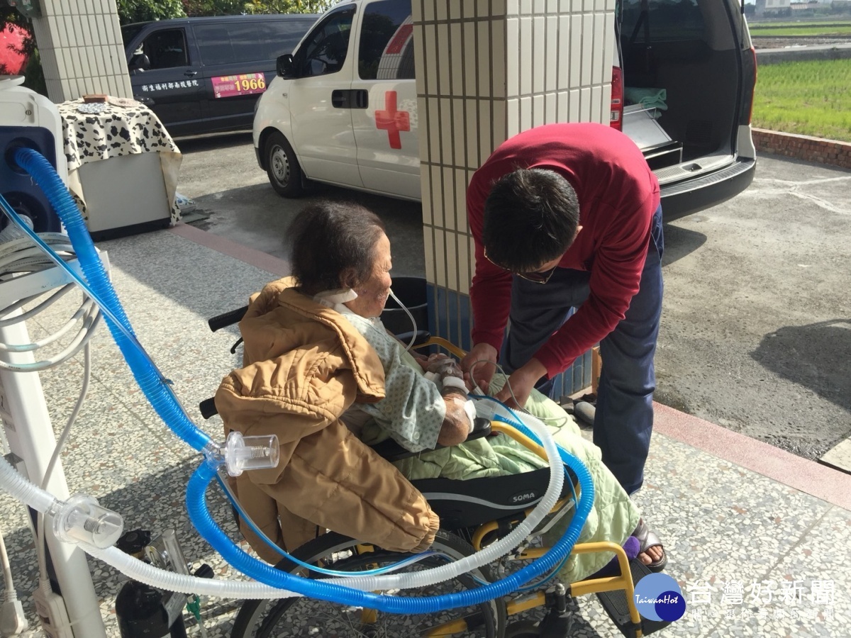 南投醫院動員醫療團隊協助林婦返家。(南投醫院提供)