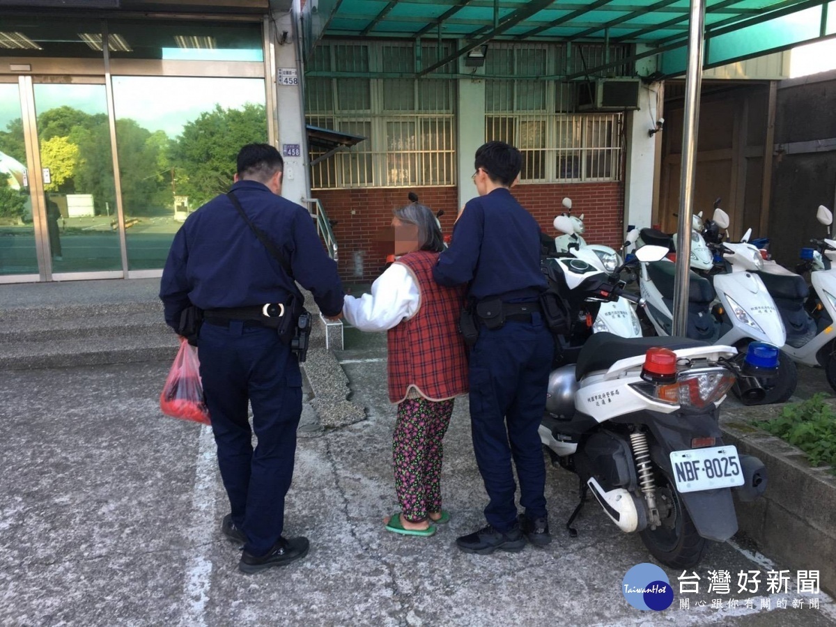患有失智症的7旬老婦，在幼獅工業區附近徘徊，警方據報前往處理，順利將老婦送回家。