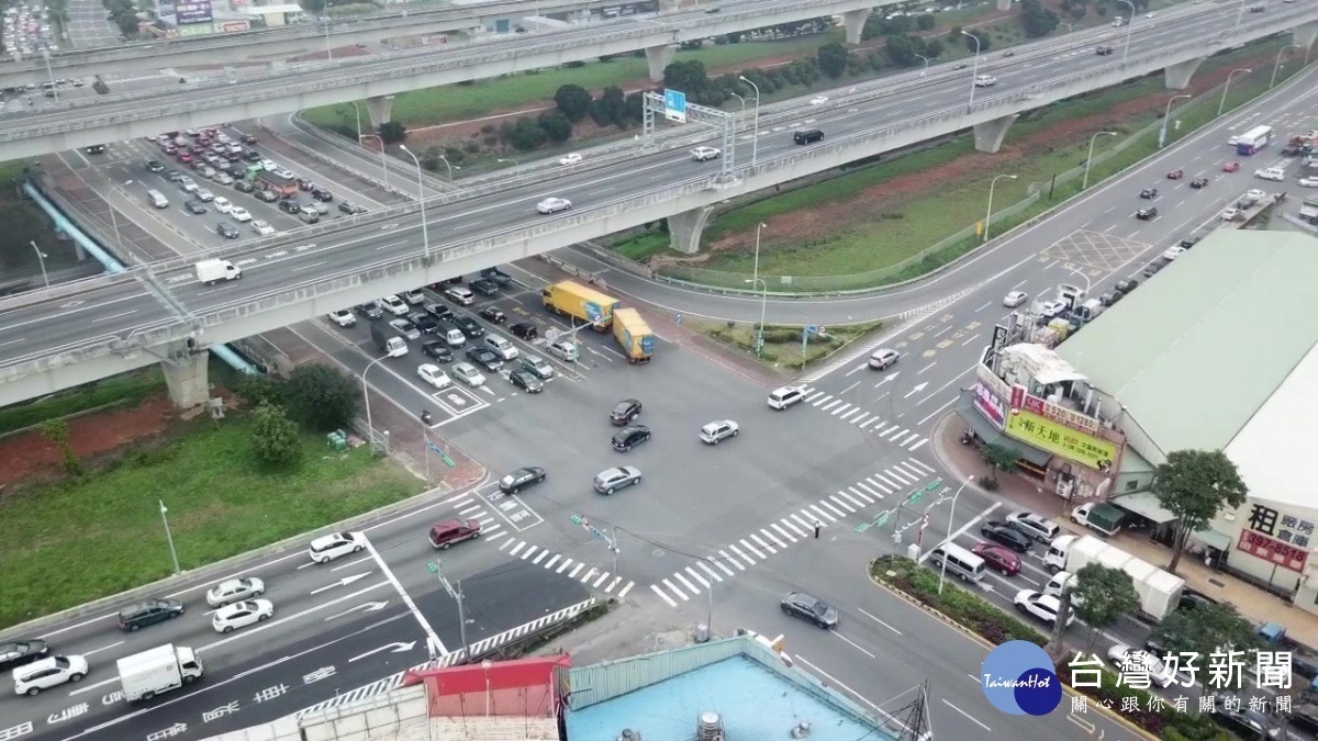龜山分局於過年期間將持續利用空拍機監控往年易堵塞之萬壽路東萬壽路口。