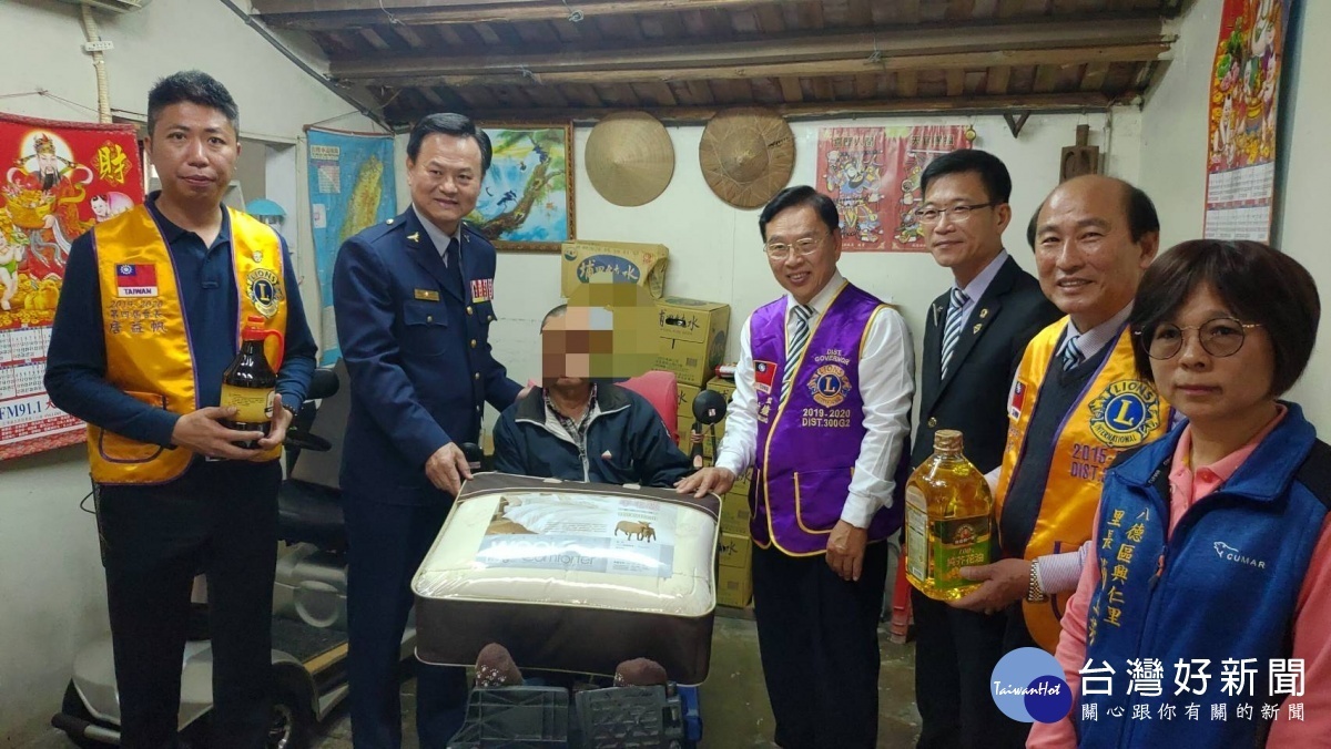 八德分局與善心人士團體在八德派出所前廣場辦理寒冬送暖活動。