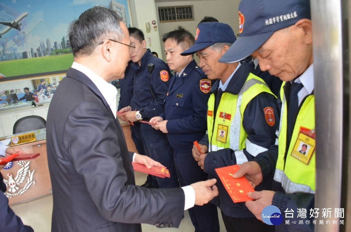 警署長蒞臨視察中壢青埔,慰勉壢警年節辛勞。