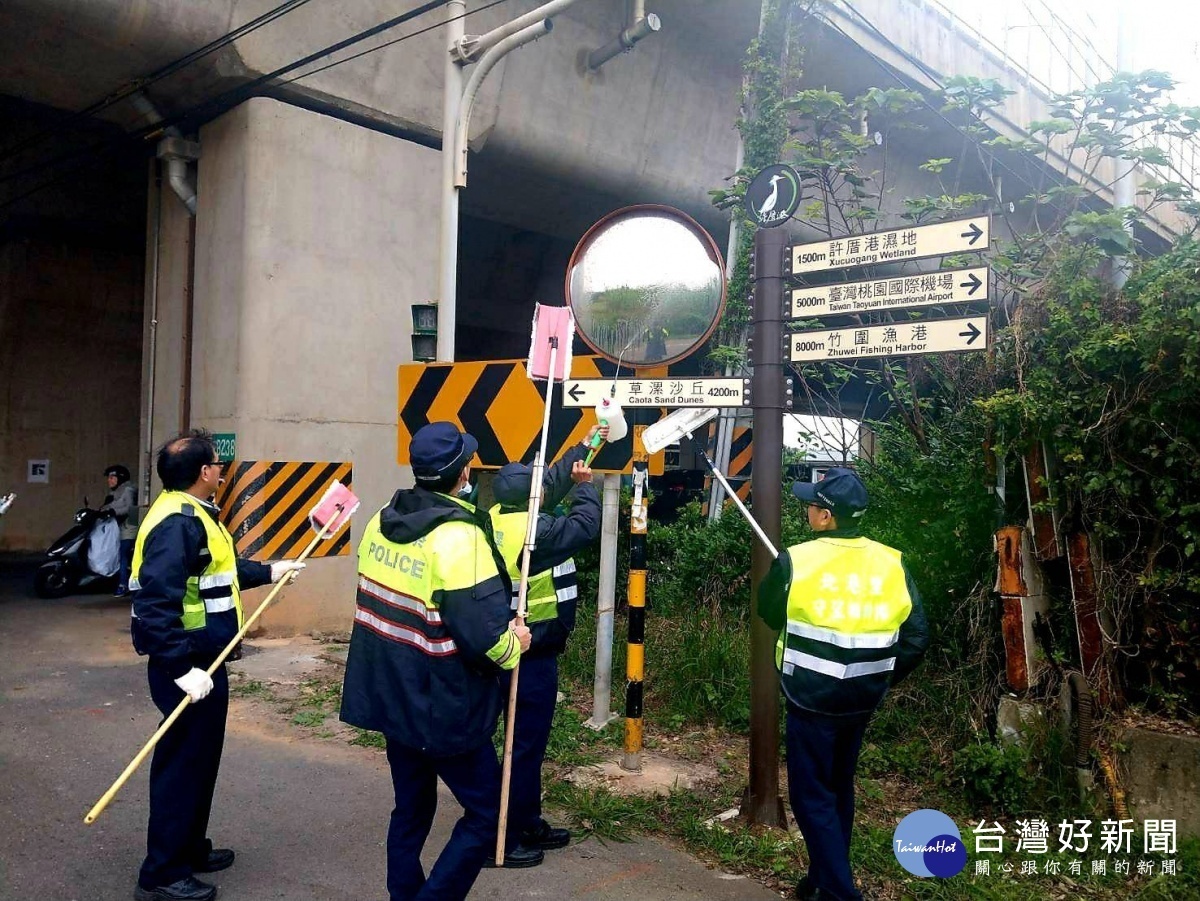 大園警方結合轄內社區巡守隊，在各重要路口清洗反光鏡，讓用路人有更安全的交通環境。