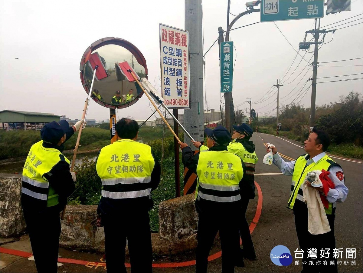 大園警方結合轄內社區巡守隊,在各重要路口清洗反光鏡,讓用路人有更安全的交通環境。