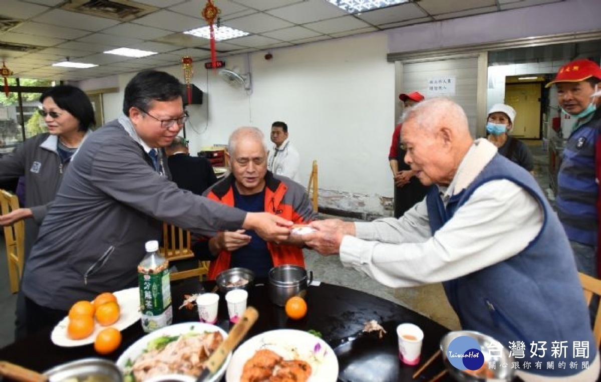 市長前往八德榮家贈送福袋,祝福長輩們新年快樂