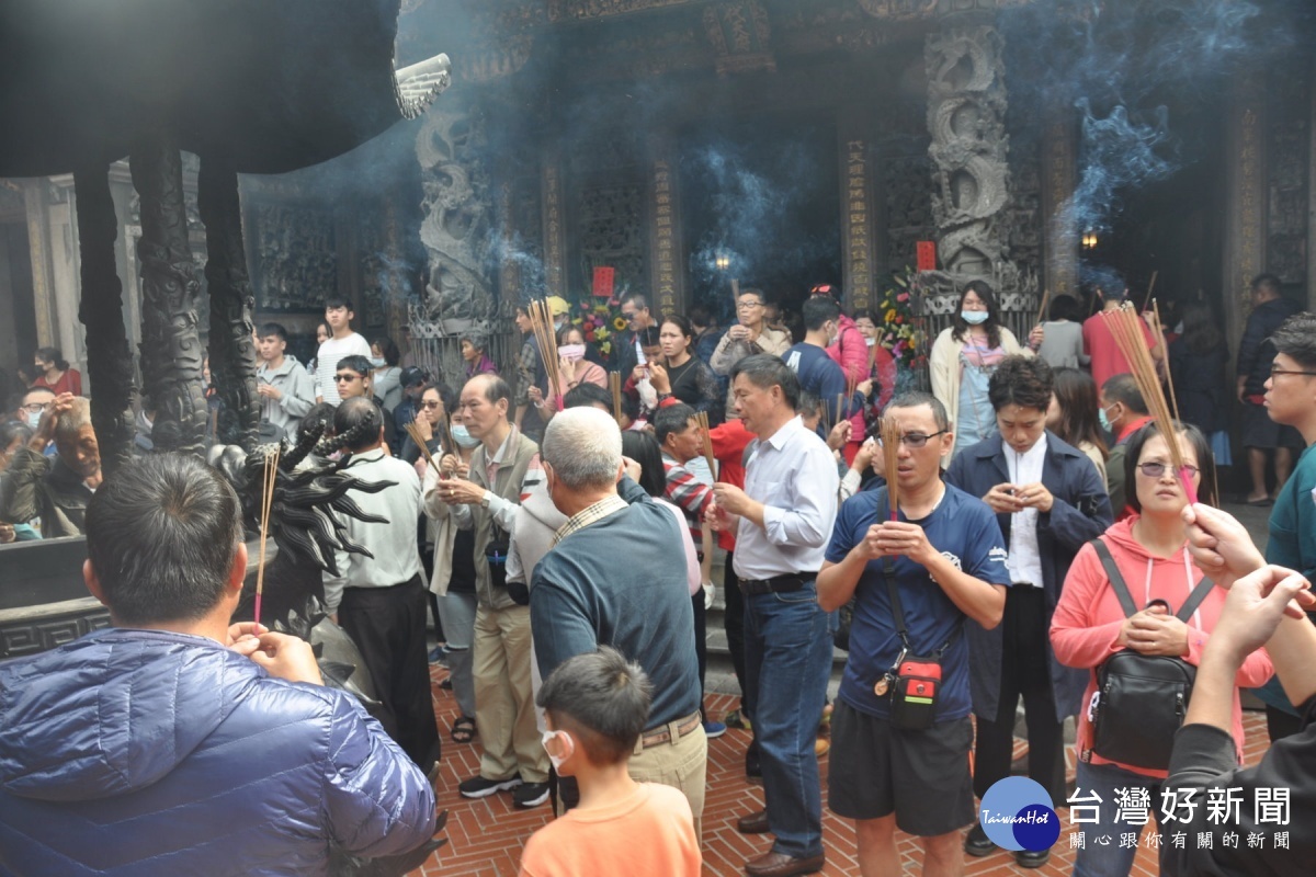 民眾參香祈福。