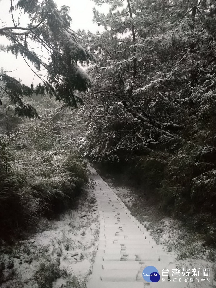 步道雪地岩層結冰，步道更加濕滑（圖／玉管處提供）