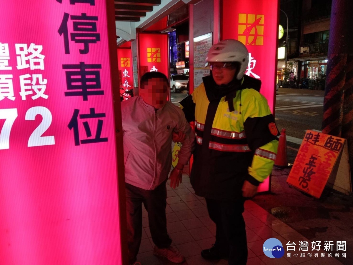 7旬老翁拜廟迷途，幸得神明加持過福袋平安返家。