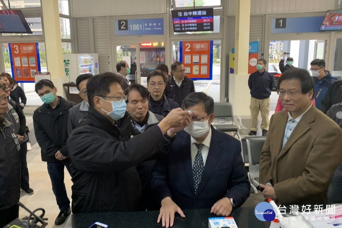 桃園市長鄭文燦視察經國轉運站，由現場工作人員進行體溫量測。