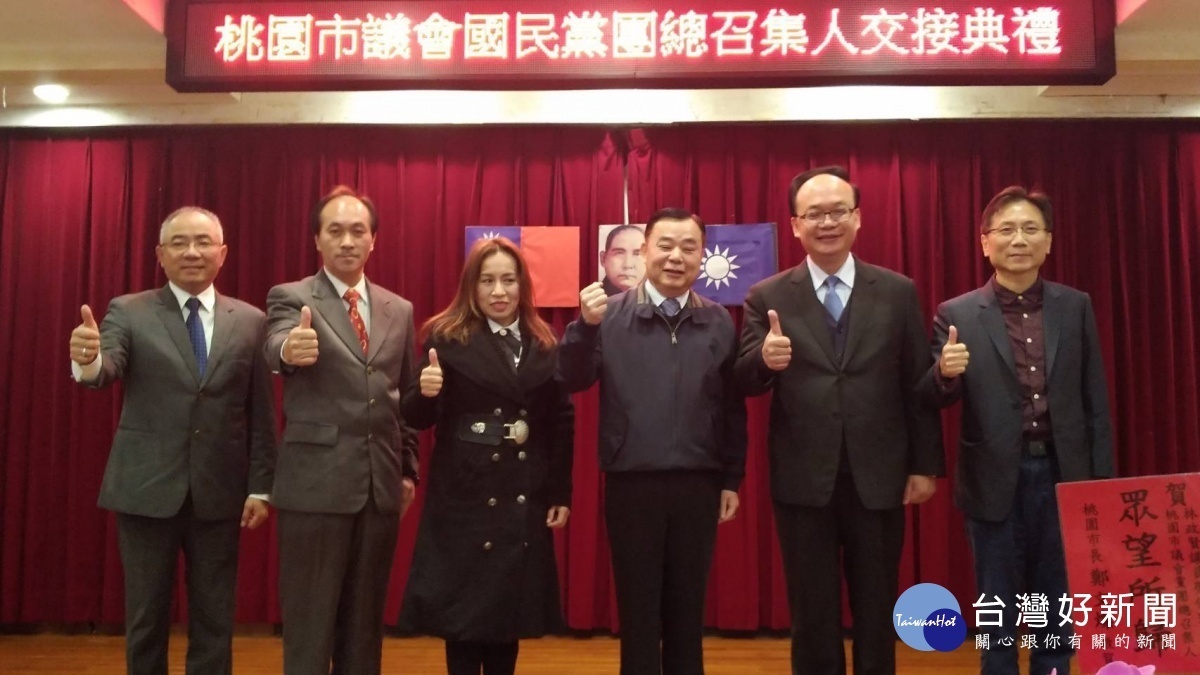 國民黨團新任總召林政賢(右二)、副召集人詹江村(右一)、陳瑛(左三)、李柏坊(左二)、執行長徐玉樹(左一)與議長邱奕勝(右三)合影。(圖/國民黨團提供)