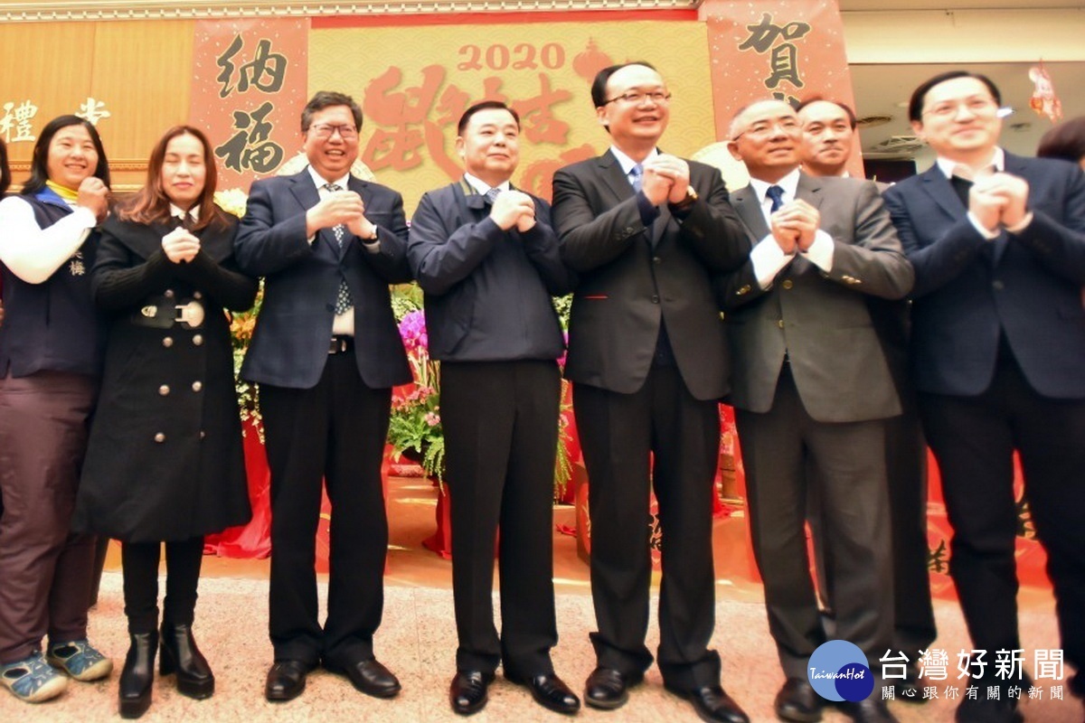 桃園市議會國民黨黨團舉行新卸任總召幹部交接典禮,桃園市長鄭文燦前往觀禮相互祝賀新年快樂。