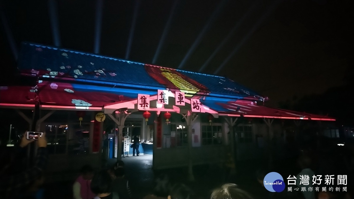 集集火車讚!主燈秀。〈記者吳素珍攝〉