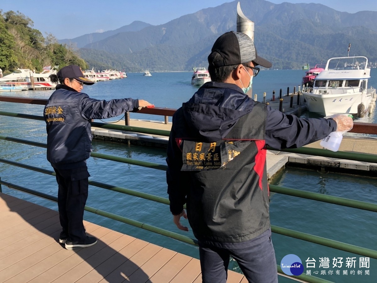 服務人員配戴口罩,以降低傳染風險為目標。