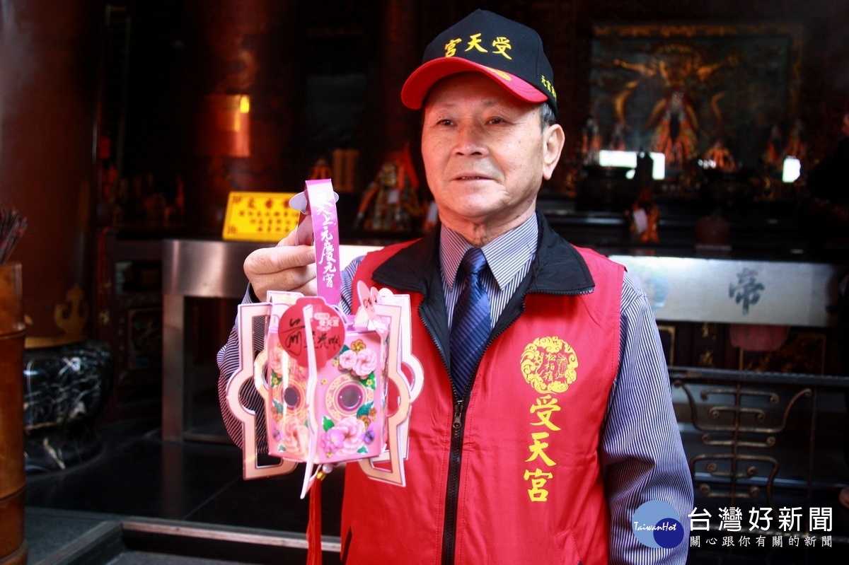 受天宮許主委展示今年特別的提燈。(記者扶小萍攝)