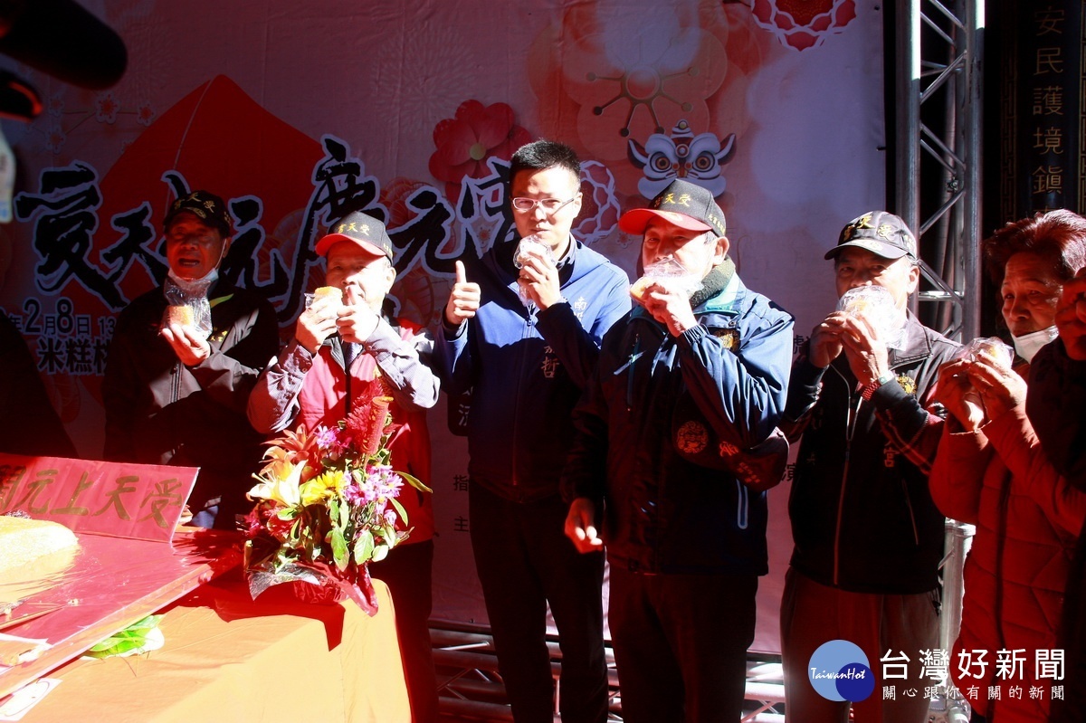 議員張嘉哲也邀請信眾來吃平安。(記者扶小萍攝)