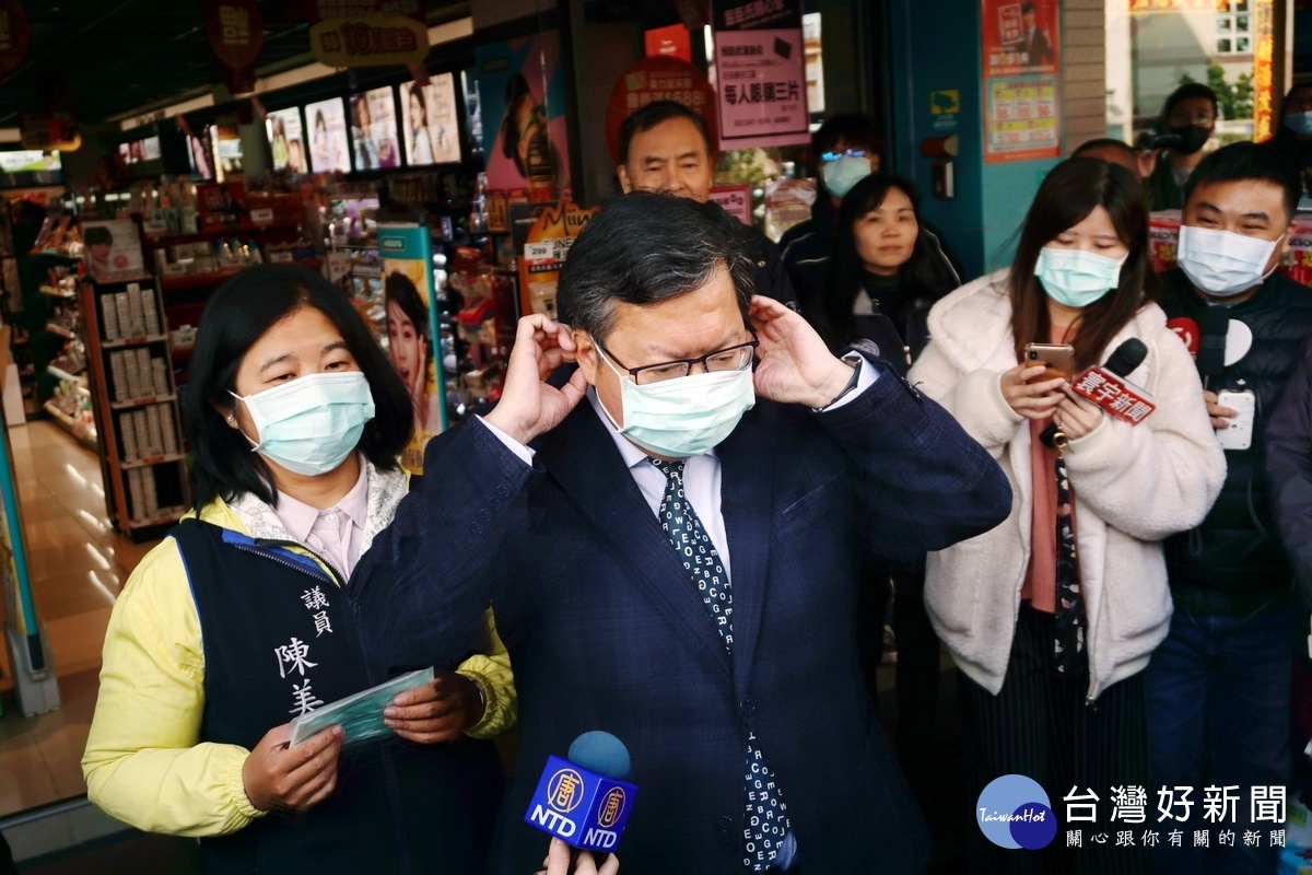 桃園市長鄭文燦前往屈臣氏縣府門市店視察口罩供應情形,當場示範如何戴上口罩。