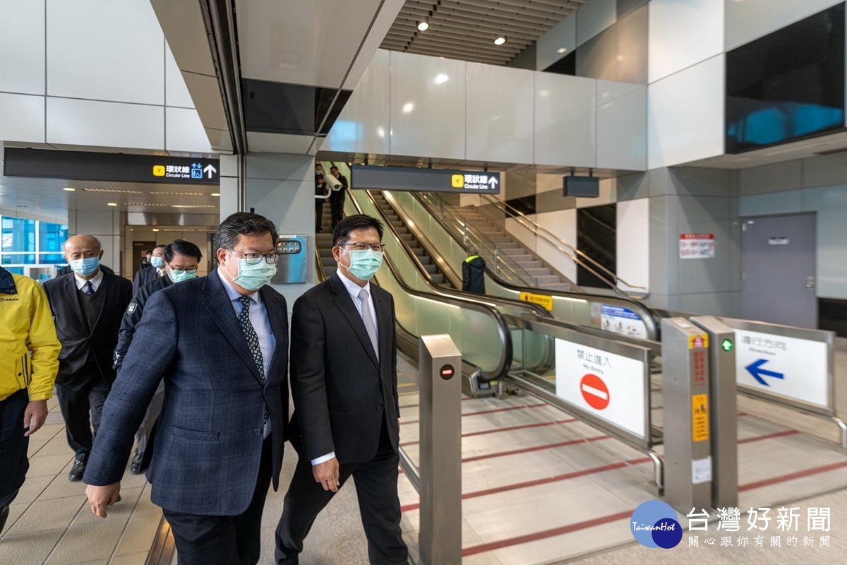 機場捷運A3站開放預辦登機服務,交通部長林佳龍、桃園市長鄭文燦前往視察相關轉運作業。