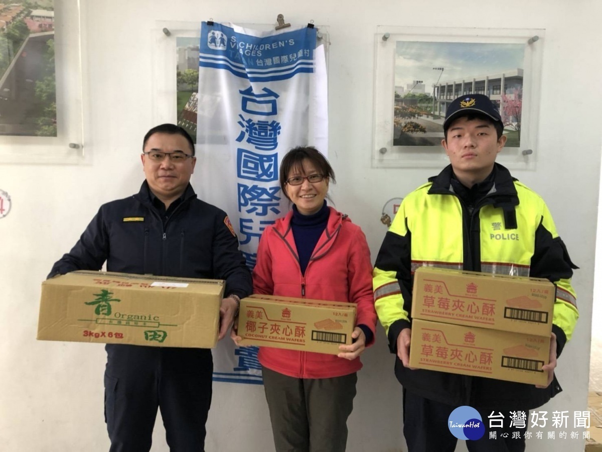 楊梅派出所寒冬送暖，發送民生物資給國際兒童村弱勢孩童。