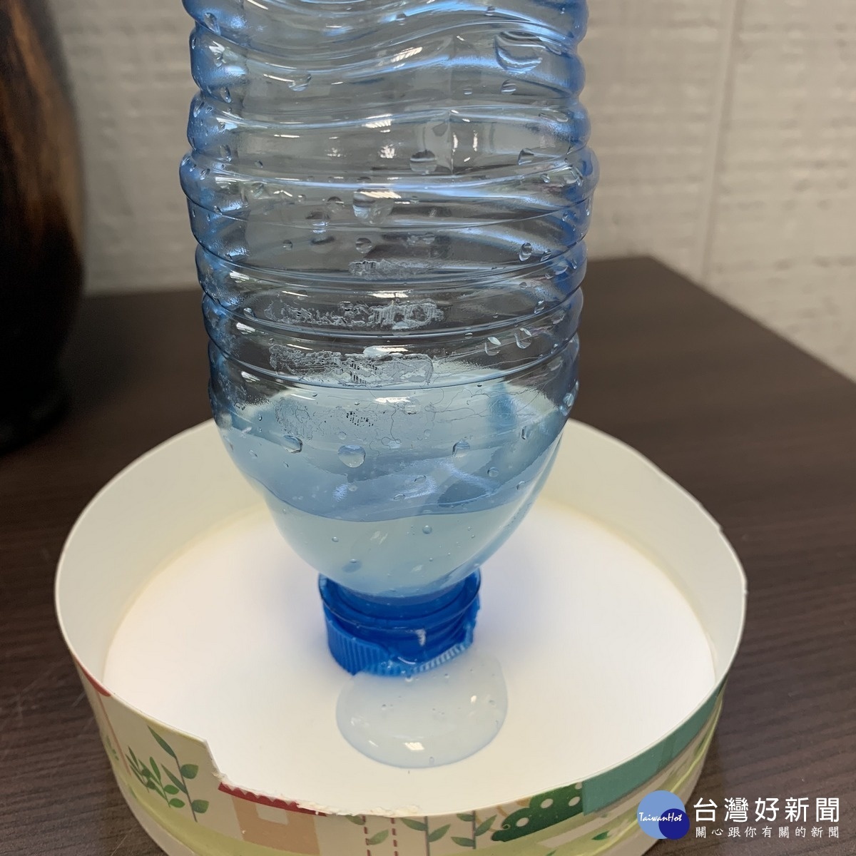 隨蟻去」餌劑液體放入淺碟,施放在住宅外圍。