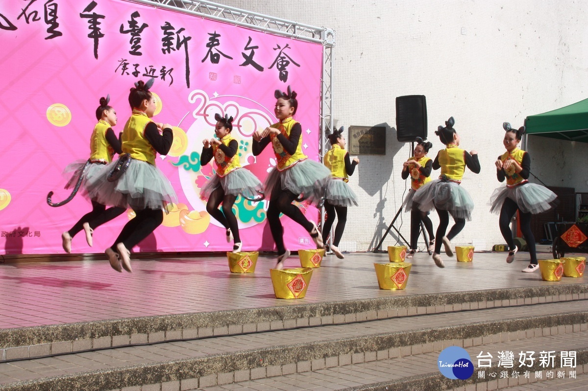 南投民族舞團的精彩表演。(記者扶小萍攝)