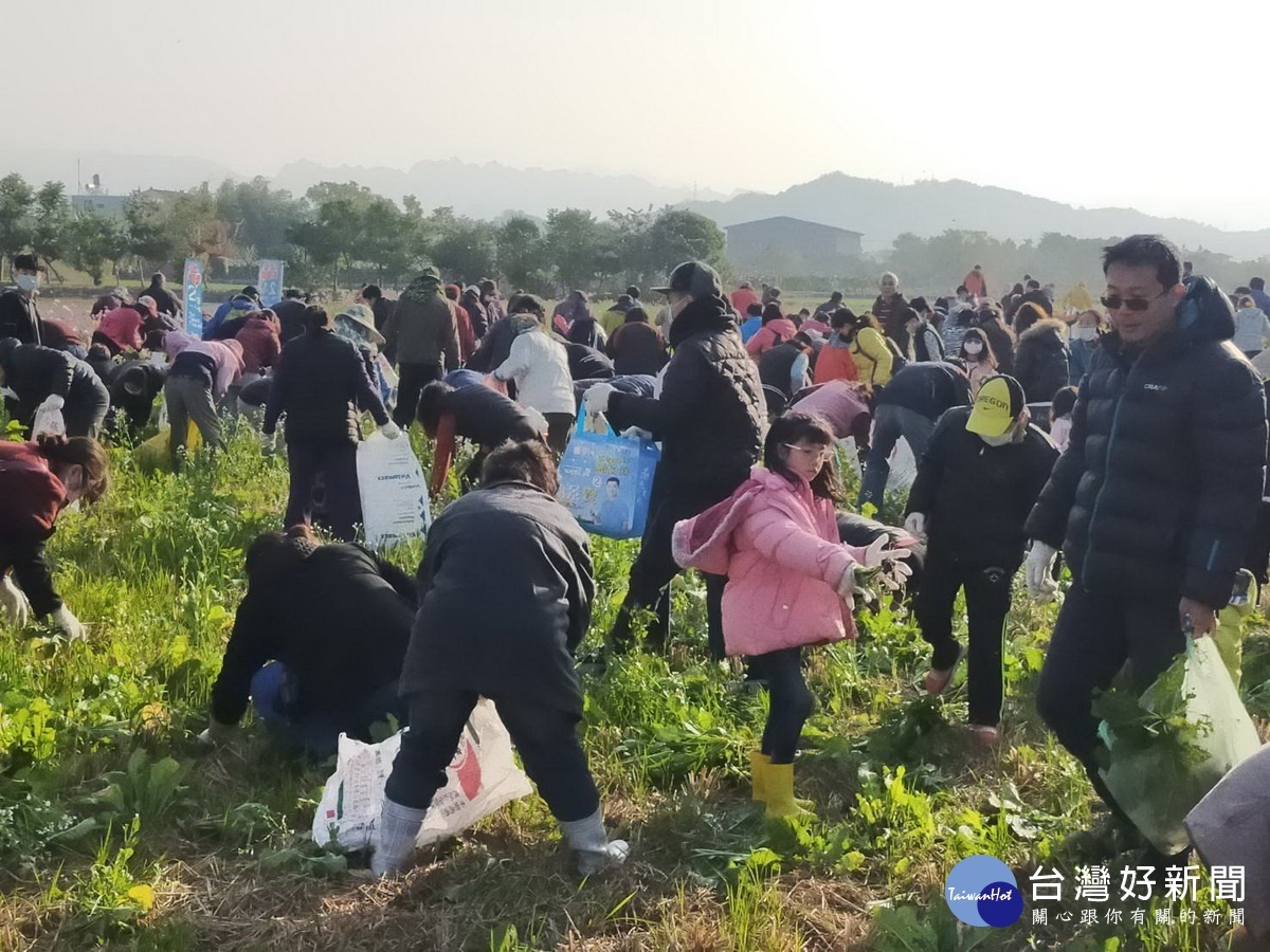 民眾都自備工具來打包。