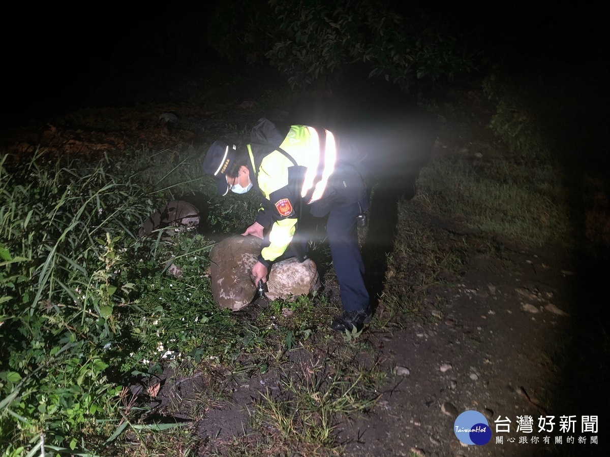 過年出遊誤信導航迷路受困 警獲報赴河岸道路協助脫困