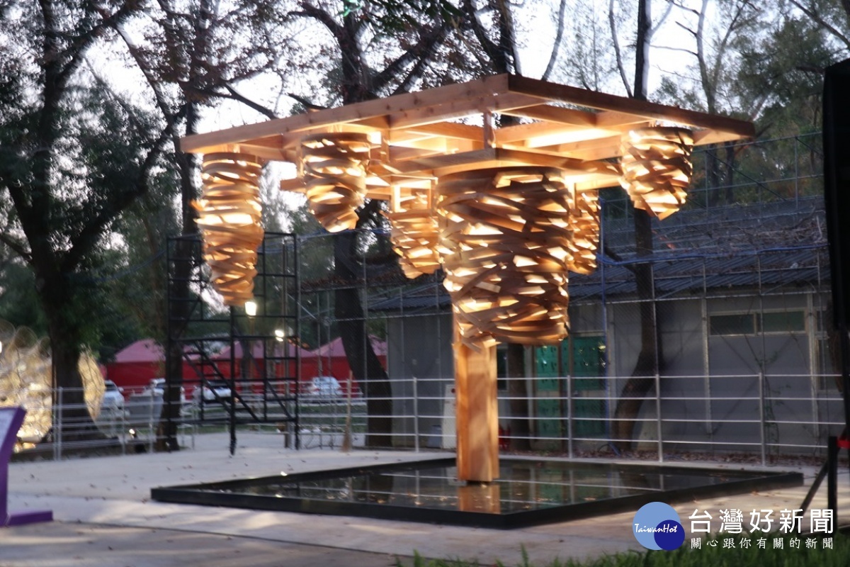 『纍纍樹光』燈組以柳杉卡榫實木主結構，利用薄片柳杉製作光果。（圖/記者王丰禾攝）