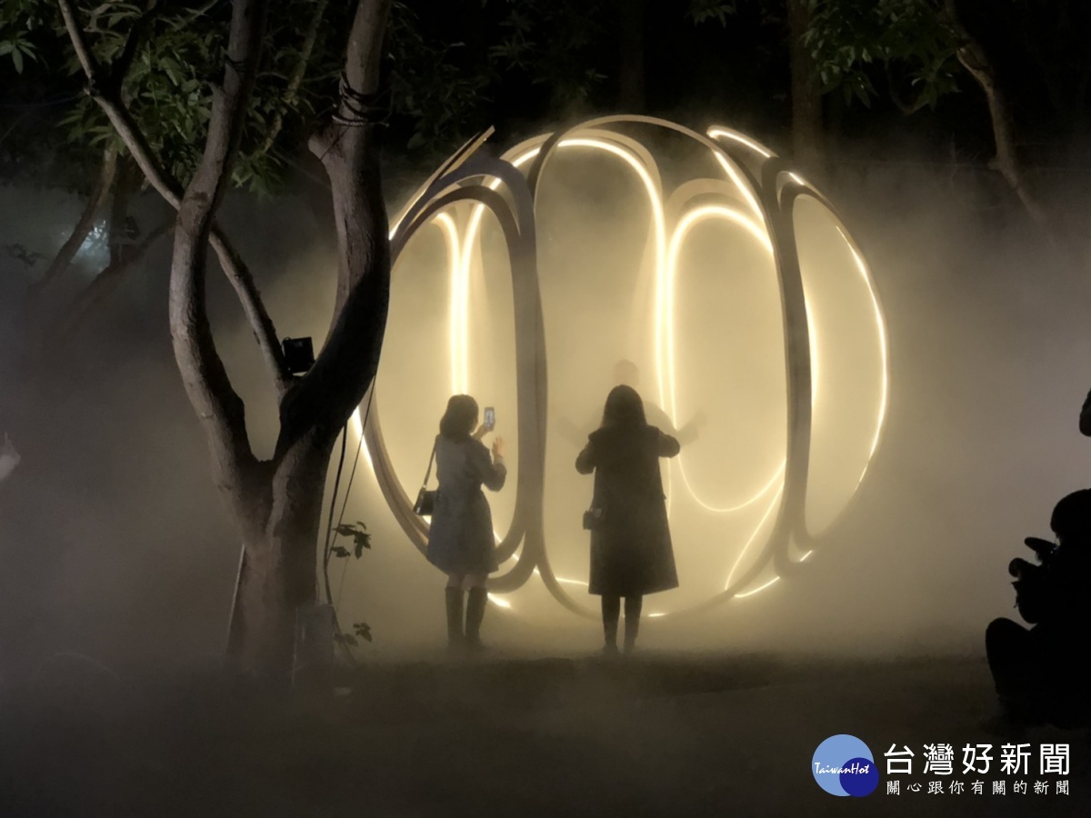 『森光霧果』燈組蜿蜒交疊的木條像是一顆空心的松果,結構紋理與樹梢的線條相襯。(圖/記者王丰禾攝)
