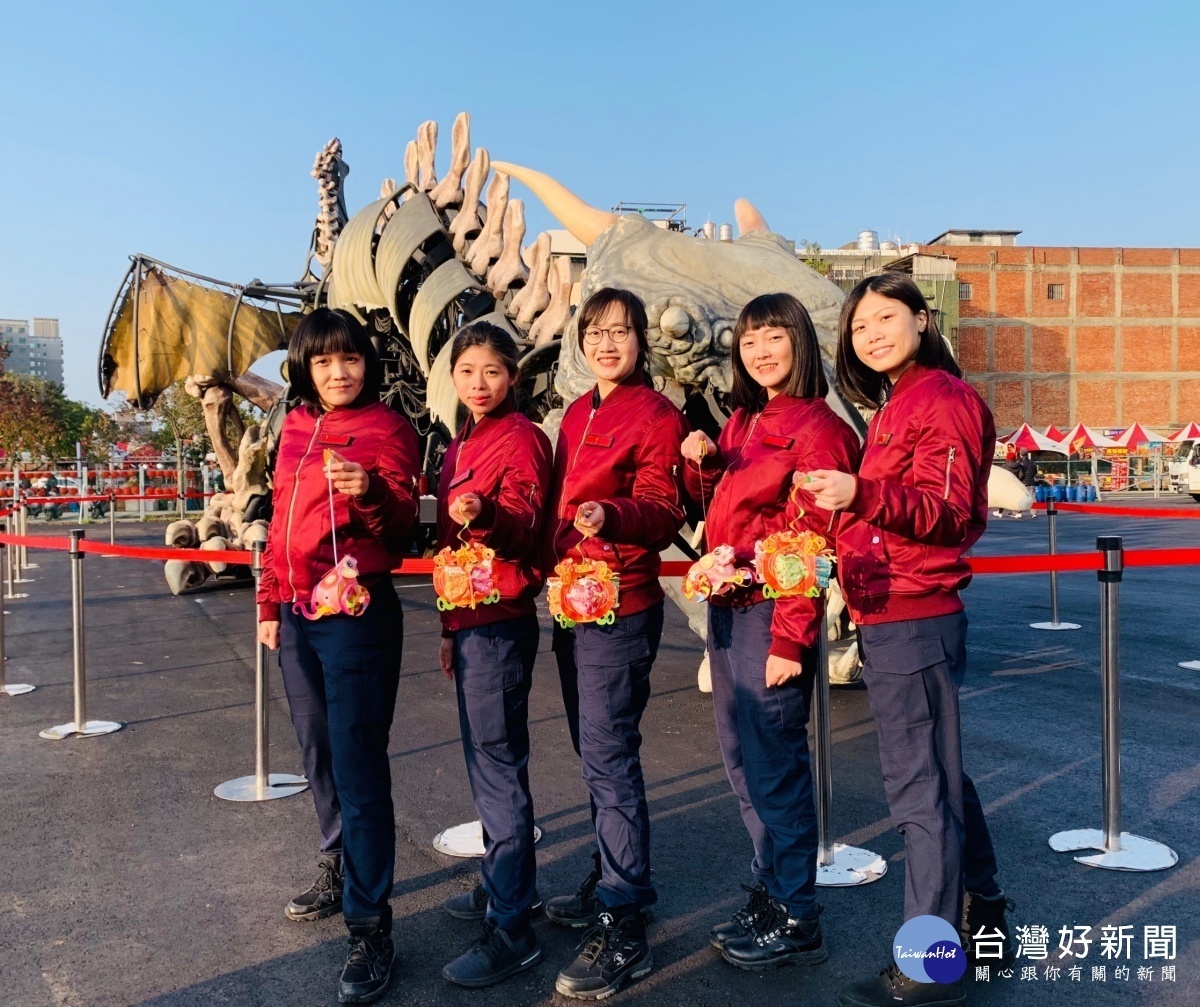 中壢警分局特別成立「壢警女警服務隊」,於現場協助安全維護。