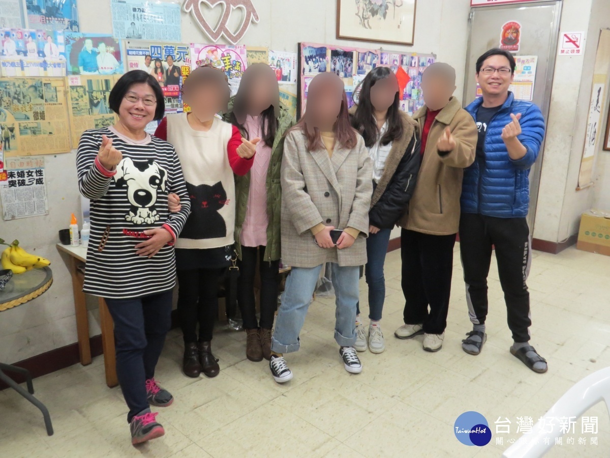 參加美滿中心未婚聯誼一次成功的夫妻,帶女兒及姪女報名。