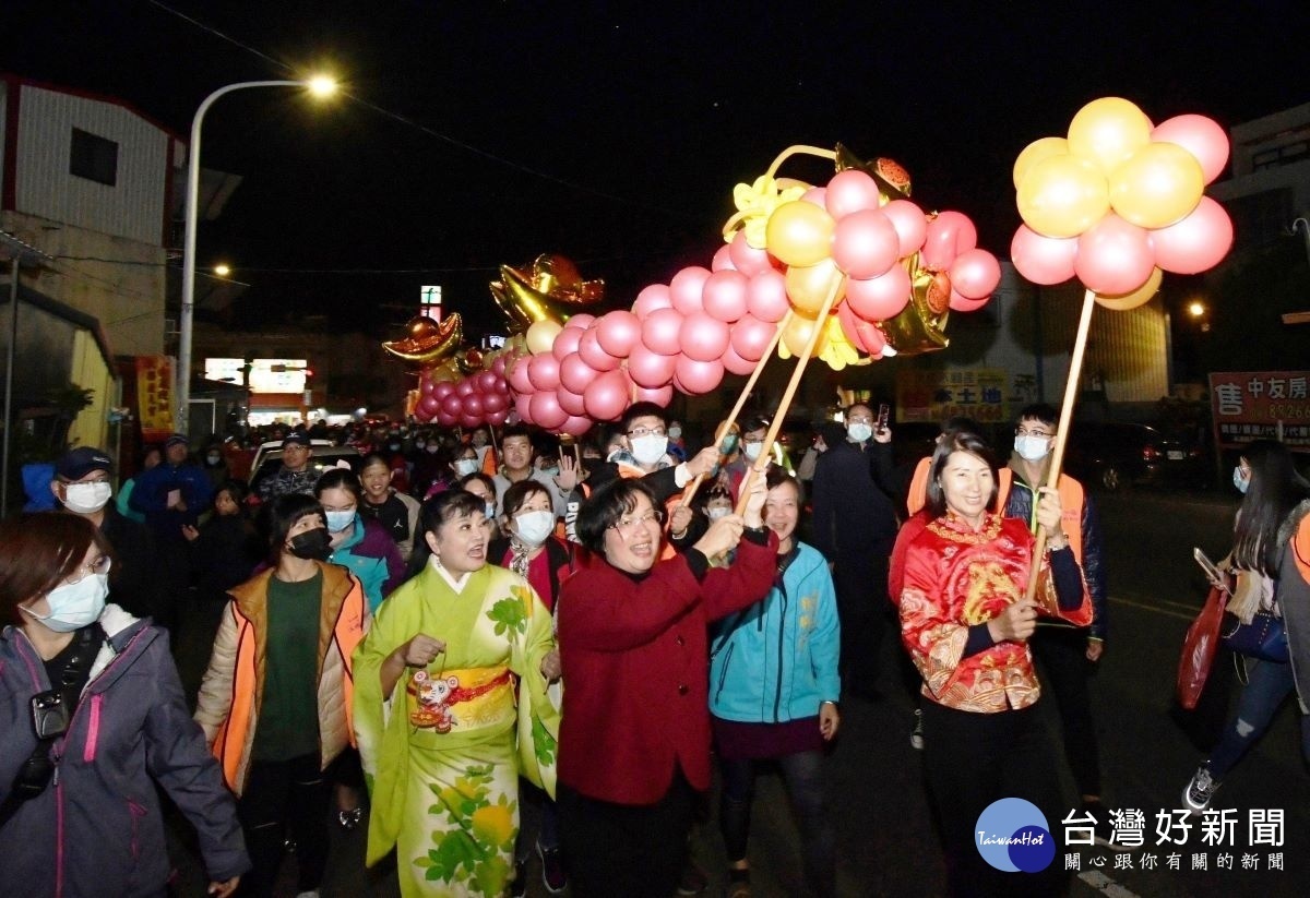 溪湖千人提燈籠遊街鬧元宵,巨大氣球龍遊街超吸睛。參與貴賓還有彰化縣議員陳玉姬、溪湖鎮民代表會主席邱鳳蘭、彰化縣肉品市場總經理施明哲、湖埔社區大學執行長林淑玲等人。