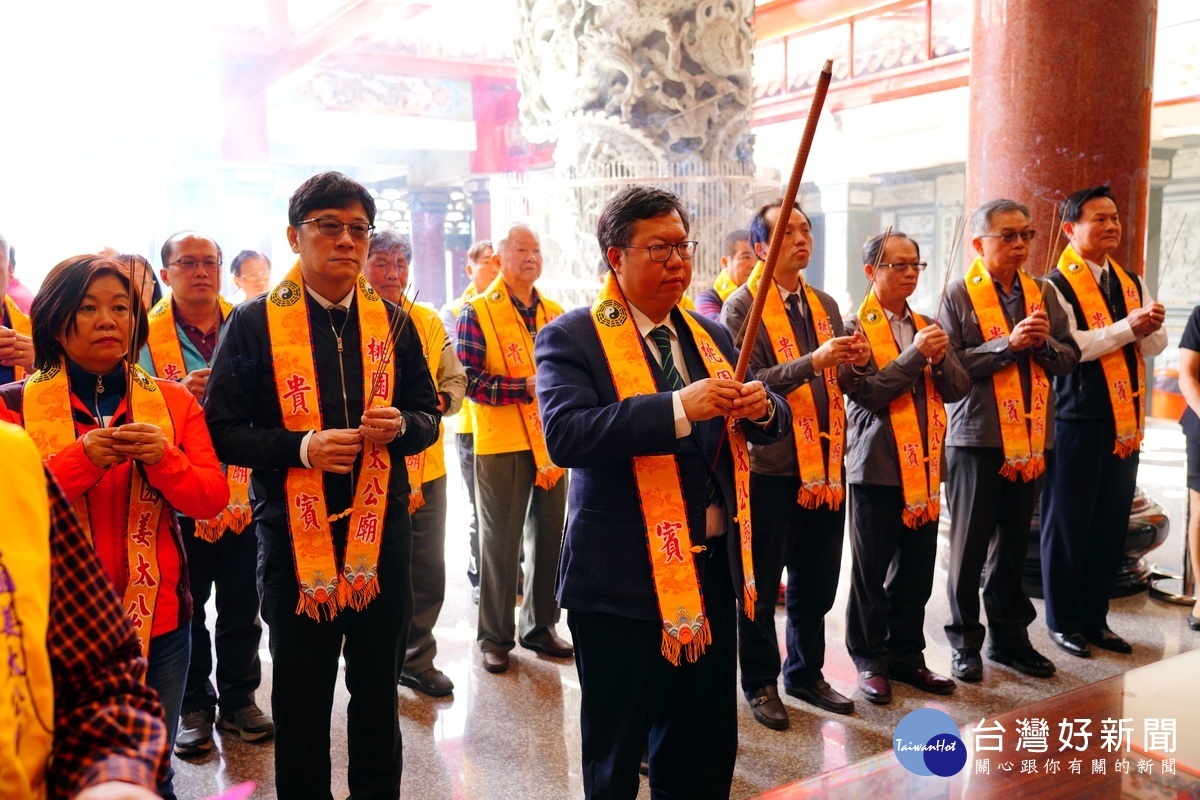 桃園市長鄭文燦在八德姜太公廟上香祈福,許下三個願望。