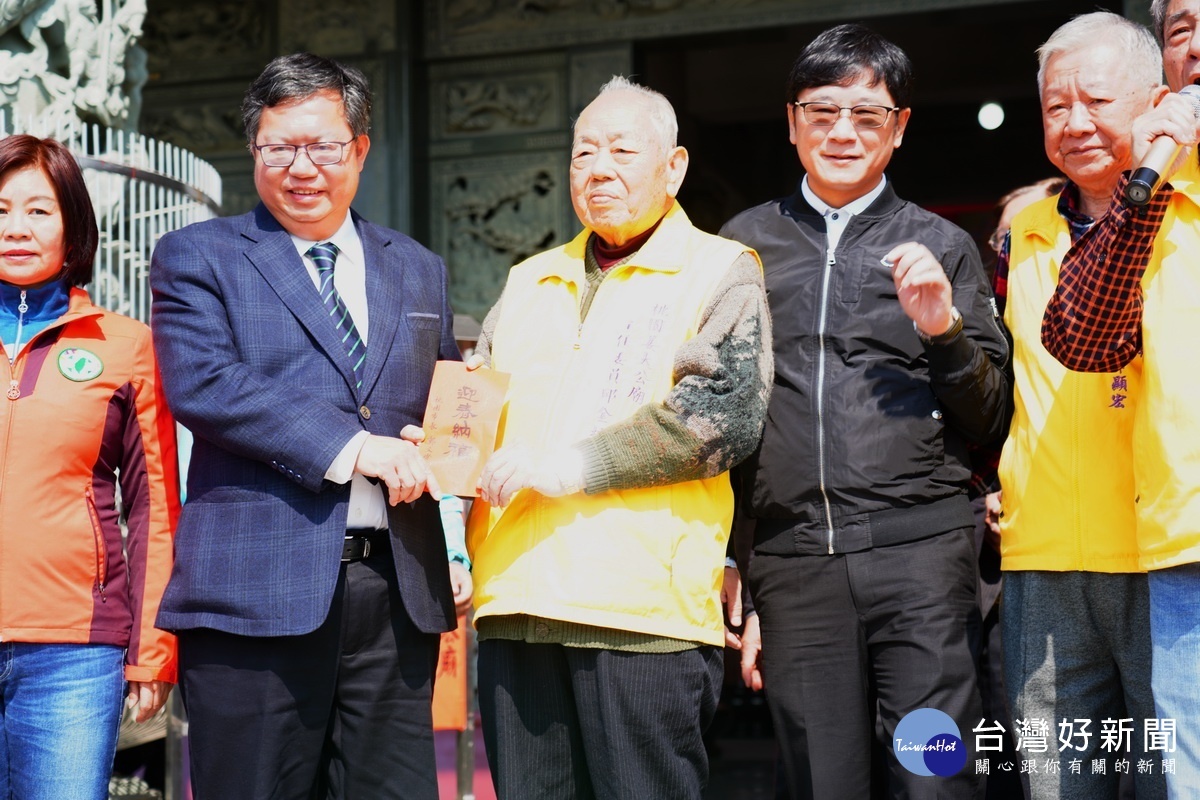 桃園鄭文燦致贈新春香油錢預祝福姜太公廟香火鼎盛,由主任委員邱金標代表接受。