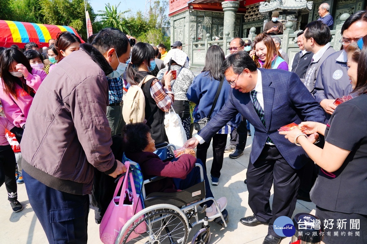 桃園市長鄭文燦在八德姜太公廟上香祈福,發放鼠年新春福袋。